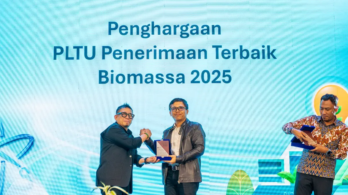 TERIMA PENGHARGAAN: Manajer PLN Indonesia Power UBP Jeranjang, Yunisetya Ariwibawa (kanan) menerima penghargaan PLTU Penerimaan Terbaik Biomassa Tahun 2026 dari PT PLN Energi Primer Indonesia (PLN EPI).