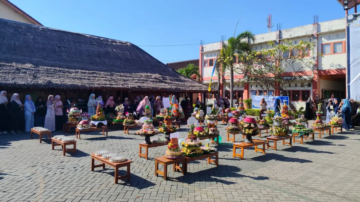 TRADISI BEDULANG: Siswa SDIT Anak Sholeh Mataram bersama wali murid akan menikmati hidangan dalam tradisi Bedulang pada rangkaian Pekan Cinta Rasul, Jumat (28/8).