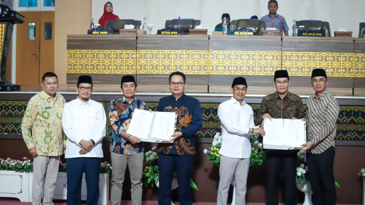 Wabup Loteng M Nursiah (dua kanan) didampingi Sekda Loteng Lalu Firman Wijaya (kanan) beserta jajaran pimpinan DPRD Loteng menyepakati KUA-PPAS 2027 dan APBD Perubahan 2026 dalam sidang paripurna di kantor DPRD Loteng, Jumat (28/8).