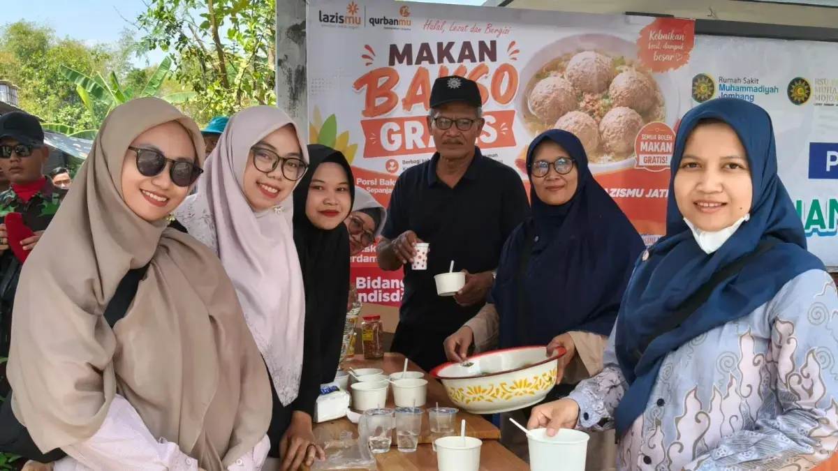 Anggota sukarelawan dari Muhamadiyah bagi bagi bakso gratis di area Muktamar NU ke 35 Tambakberas Jombang. (Dony/JawaPos.com)

