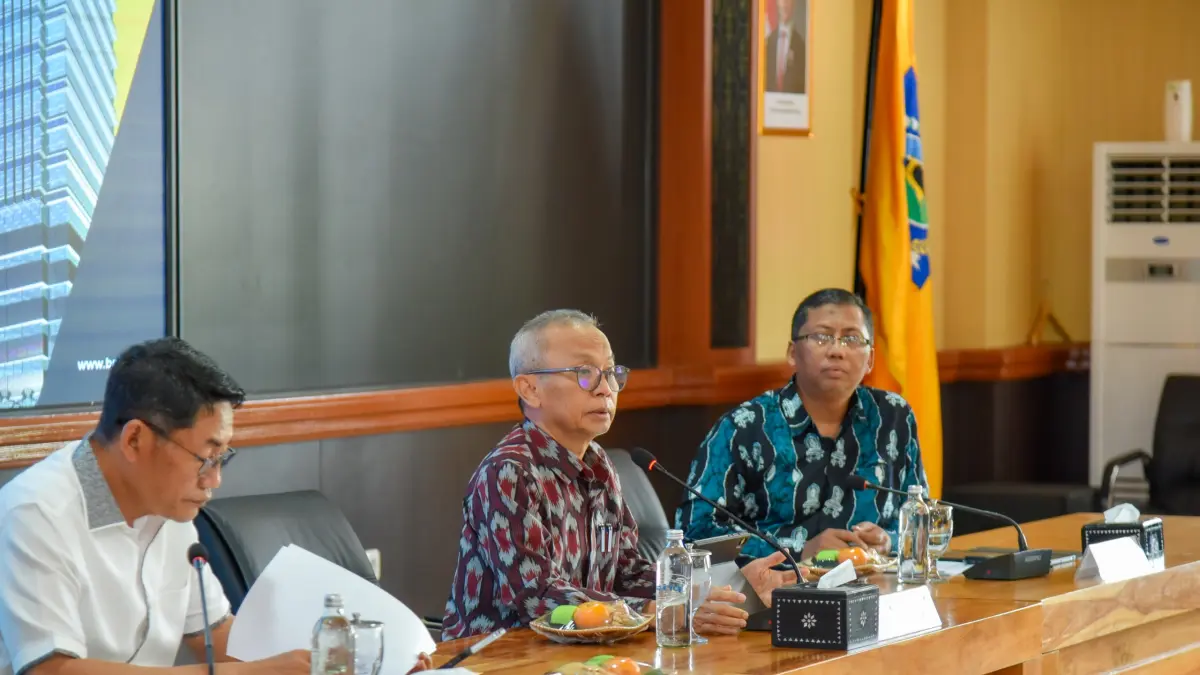 AUDIT KINERJA: Sekda NTB Abul Chair (tengah) saat memimpin Entry Meeting bersama BPK dan sejumlah kepala OPD terkait, di Mataram, Kamis (27/8). (BIRO UMUM DAN ADPIM SETDA NTB FOR LOMBOK POST)