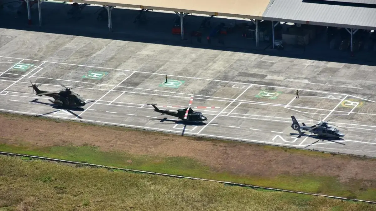 Beberapa helikopter TNI melakukan latihan landing dan take off dari kapal-kapal TNI AL, termasuk siluet flight deck Kapal Induk Giuseppe Garibaldi. (TNI AU)