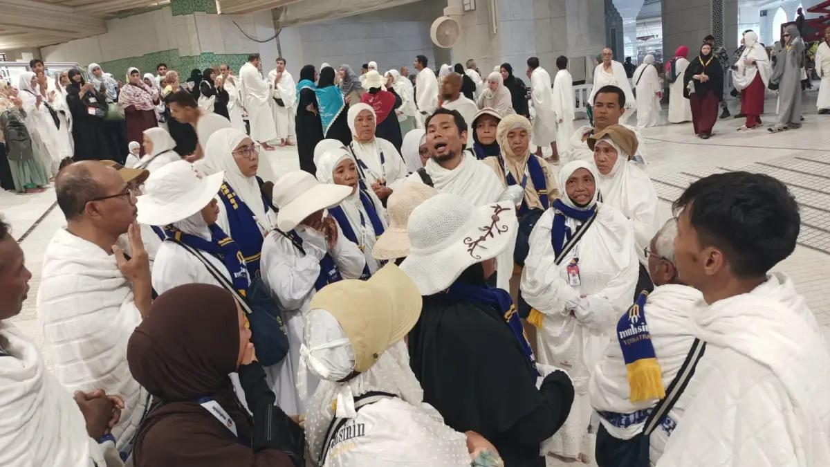 BERDOA: Ustad Zainal Arifin (tengah) memimpin jamaah umrah Muhsinin Tour and Travel memanjatkan doa sebelum menjalankan Sa’i, Rabu (26/8).