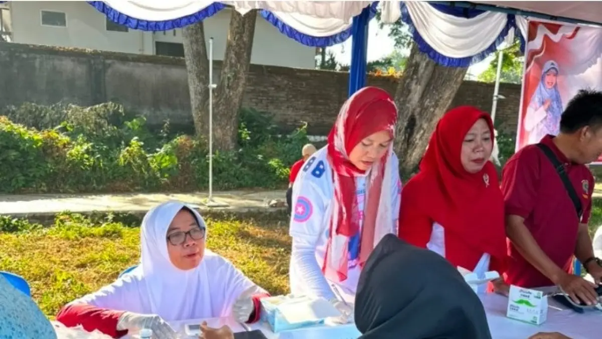 BERIKAN LAYANAN KESEHATAN: Tim Dikes Lobar saat memberikan layanan kesehatan ke masyarakat di Lapangan Kediri, pekan lalu. (DIKES LOBAR FOR LOMBOK POST)