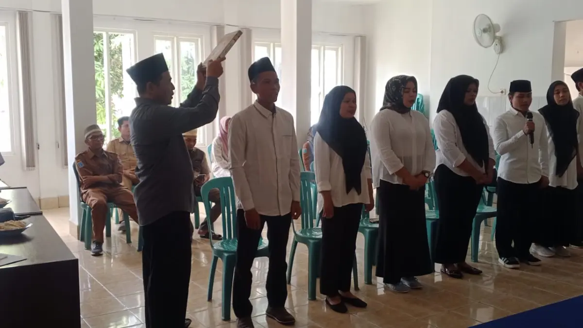BERSIAP: Jelang pilkades serentak, pemdes melantik tim pilkades Bugbug, beberapa hari lalu. (IST/LOMBOK POST)