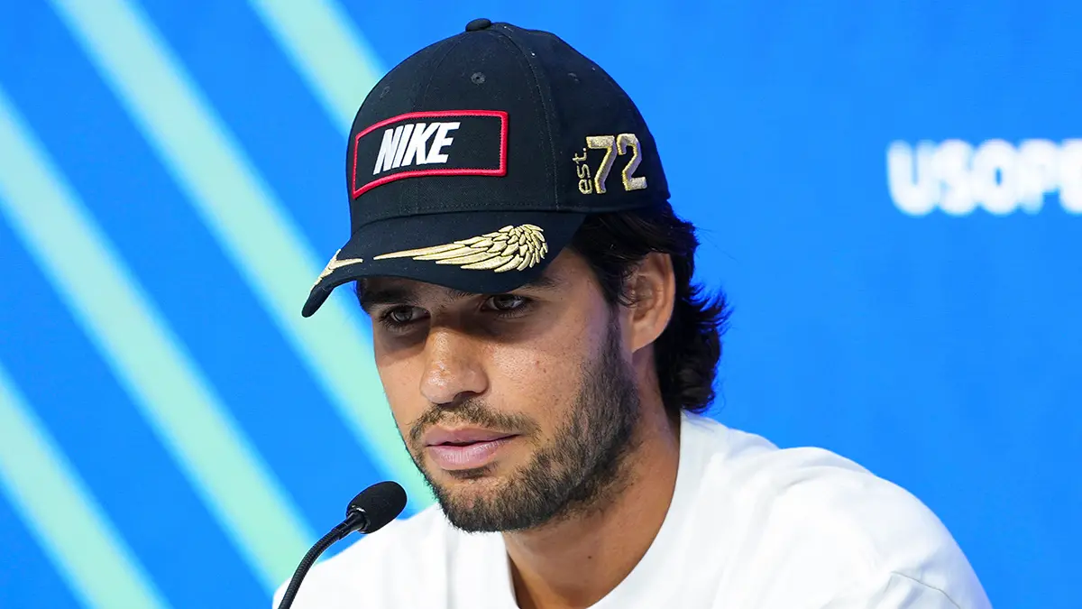 Carlos Alcaraz kembali di US Open 2026 setelah empat bulan absen akibat cedera. Ia siap melawan Roman Safiullin di babak pertama. (Instagram US Open)