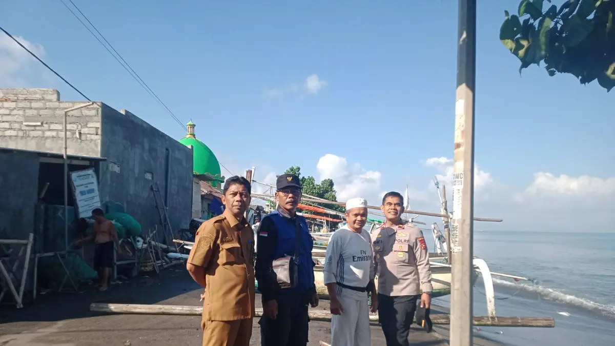 CEK PESISIR: Pemdes Labuapi melakukan pengecekan sisi pesisir yang ada di Desa Kuranji, beberapa waktu lalu. (IST/LOMBOK POST)