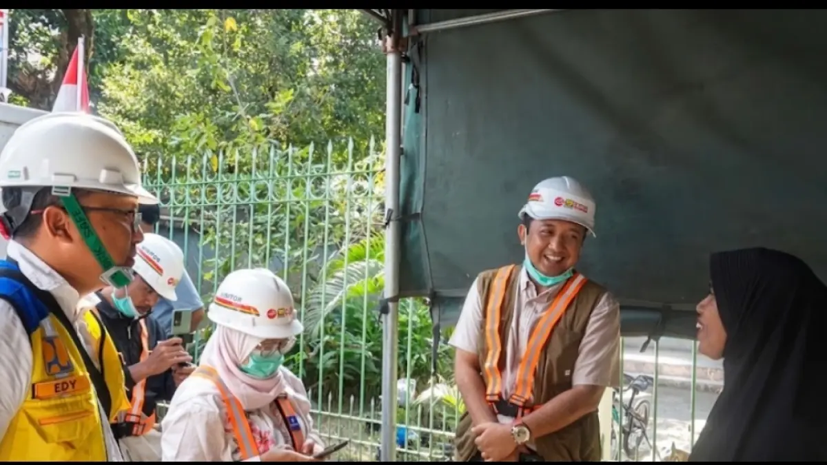 Edy Sutrisno (kiri) saat mendampingi perwakilan dari Kementerian PUPR dan ADB berbincang dengan pedagang yang terdampak proyek SPALD-T Mataram di jalan Industri Ampenan, Kamis (27/8).