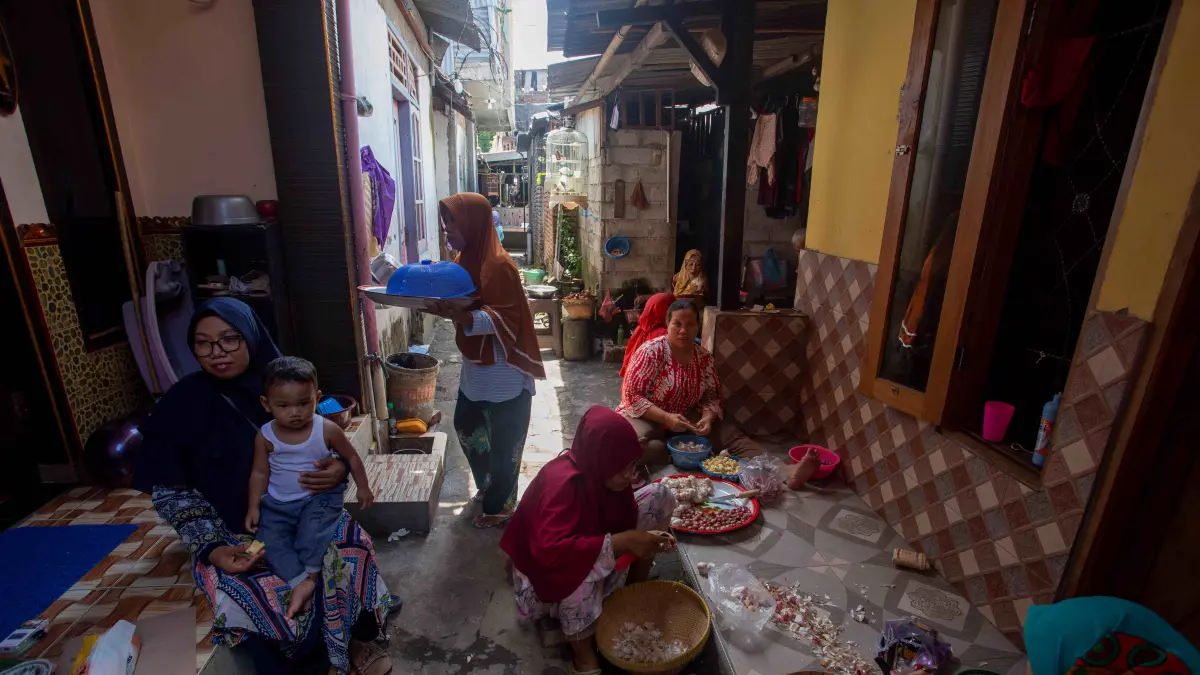 GOTONG ROYONG: Sejumlah warga Lombok, berkumpul menyiapkan bumbu dapur di gang pemukiman untuk hidangan peringatan Maulid Nabi, beberapa waktu lalu. (IVAN/LOMBOK POST)
