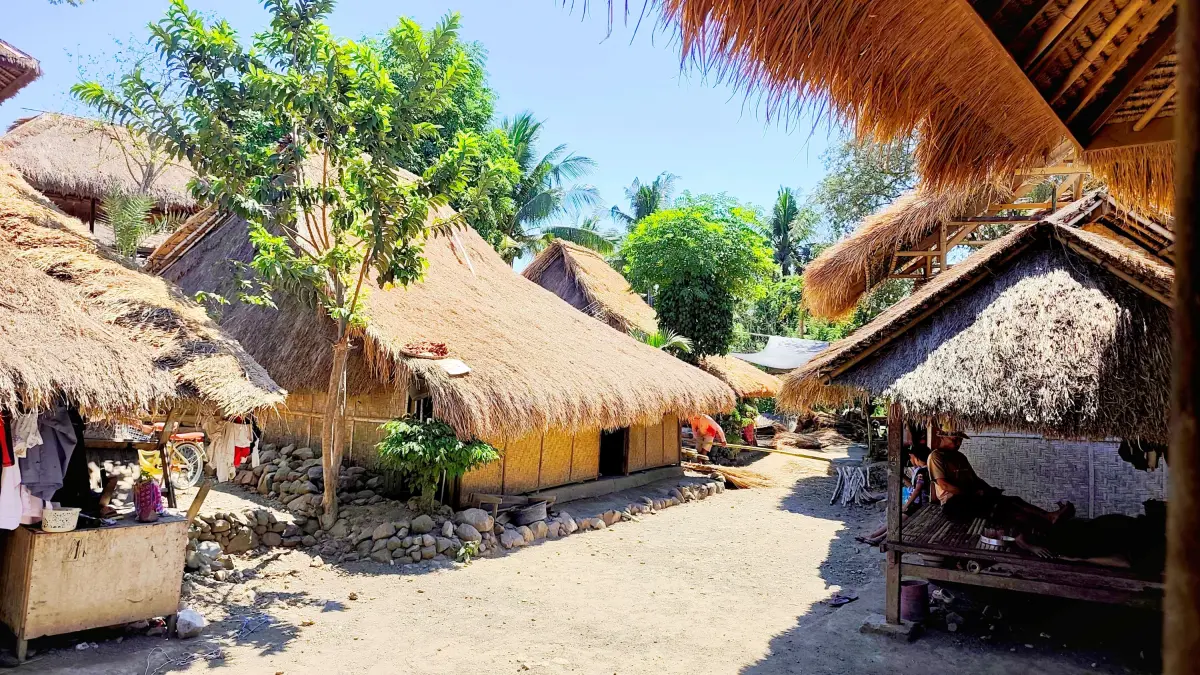 HARUS DIJAGA: Sejumlah warga lokal duduk santai disamping rumah adat miliknya di Desa Wisata Sasak Ende, Desa Sengkol, Pujut, Lombok Tengah.