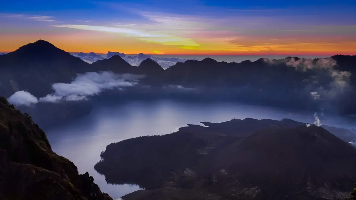 JANGAN LENGAH: Gunung Rinjani di Pulau Lombok menjadi salah satu gunung api yang aktivitasnya, masih terus dipantau. (IVAN/LOMBOK POST)