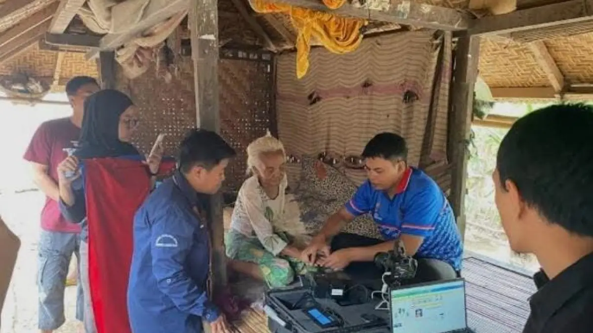 JEMPUT BOLA: Petugas dari Dinas Dukcapil KLU melakukan perekaman terhadap salah satu lansia.