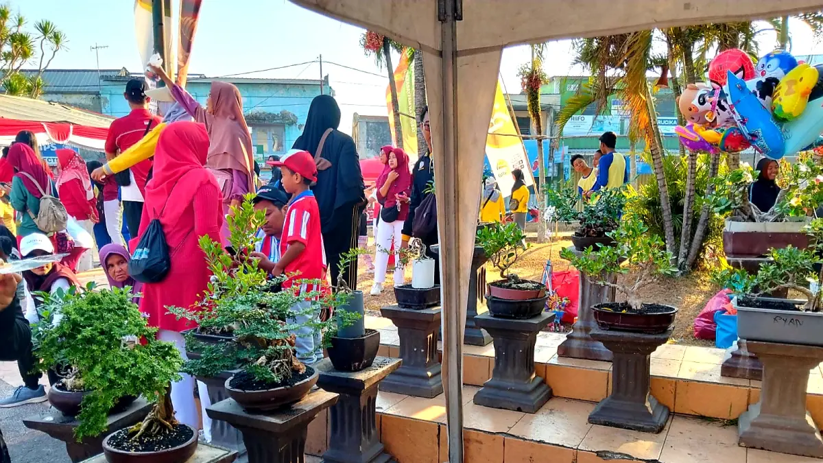 Kelurahan Taman Sari mencuri perhatian pengunjung dengan menghadirkan Komunitas Tanaman Hias Sadari (Kota Asri) yang memajang koleksi tanaman bonsai langka langganan juara tingkat nasional.