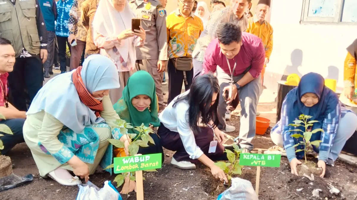 LAWAN INFLASI: Pemkab Lobar bersama murid dan guru menanam cabai simbolis dalam Gerakan Menanam Cabai di Sekolah, beberapa waktu lalu. (IST/LOMBOK POST)