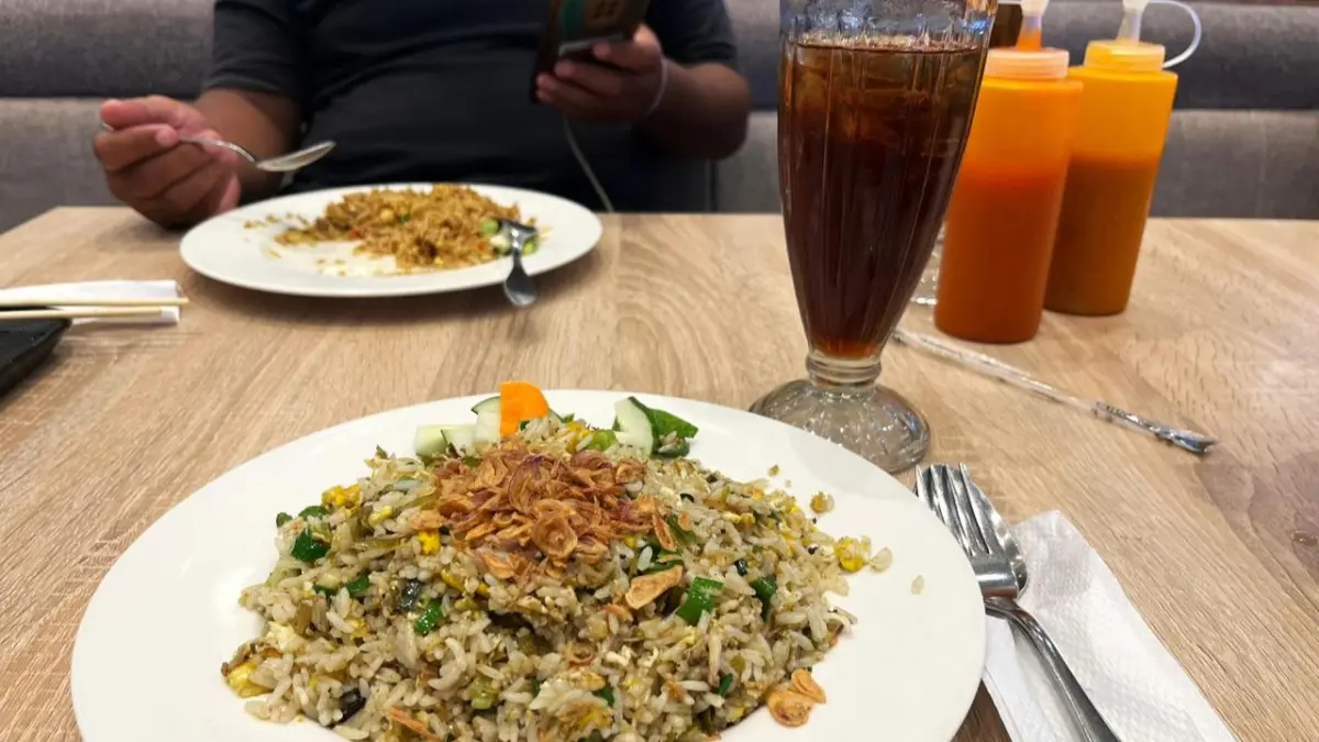 MENGGUGAH SELERA: Penampakan nasi goreng teri cabe ijo Solaria yang menggugah selera. (FERIAL/LOMBOK POST)