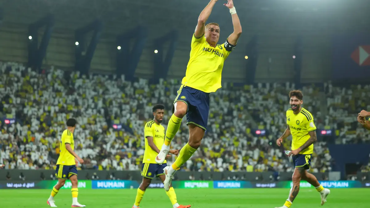 Momen lucu Cristiano Ronaldo lupa selebrasi SIUUU usai cetak gol untuk Al Nassr. Sadio Mane langsung datang mengingatkan sang kapten.