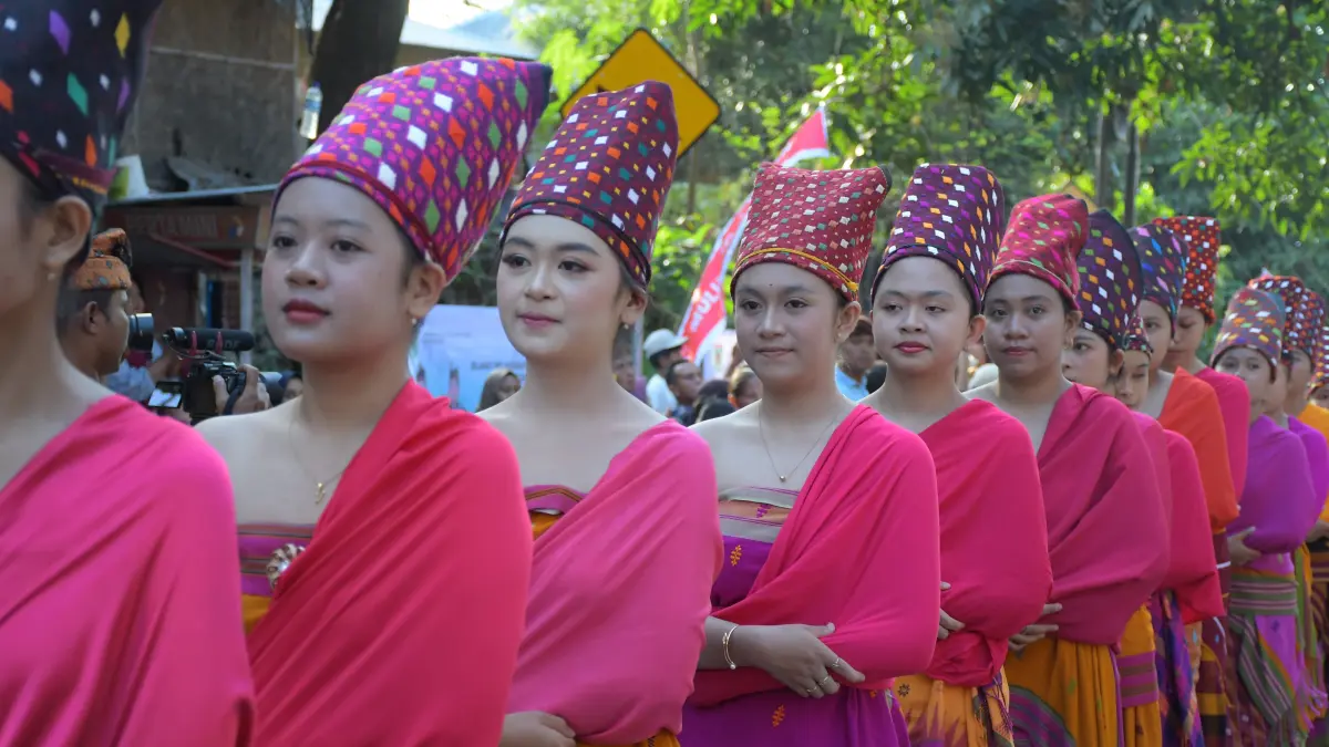 PAKAIAN KHAS: Iring-iringan Parade Seribu Jong Bayan menandai dibukanya acara Maulid Adat di Kecamatan Bayan.