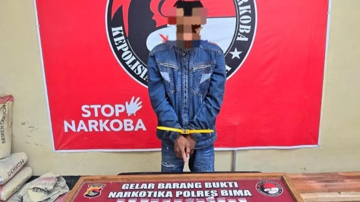 Pelaku SA bersama barang bukti diamankan di Polres Bima, Kamis (27/8).