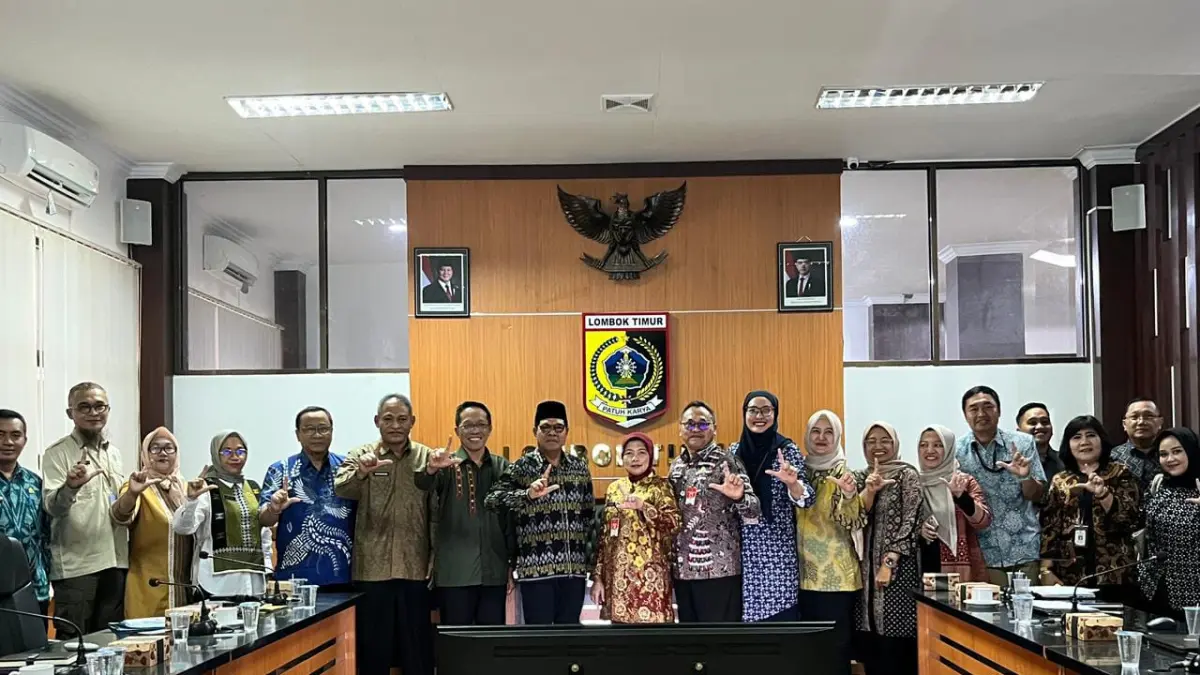 PROGRAM LSDP: Bupati Lombok Timur Haerul Warisin saat mendampingi tim LSDP untuk melihat kesiapan Lotim untuk menerima program LSDP.&nbsp;