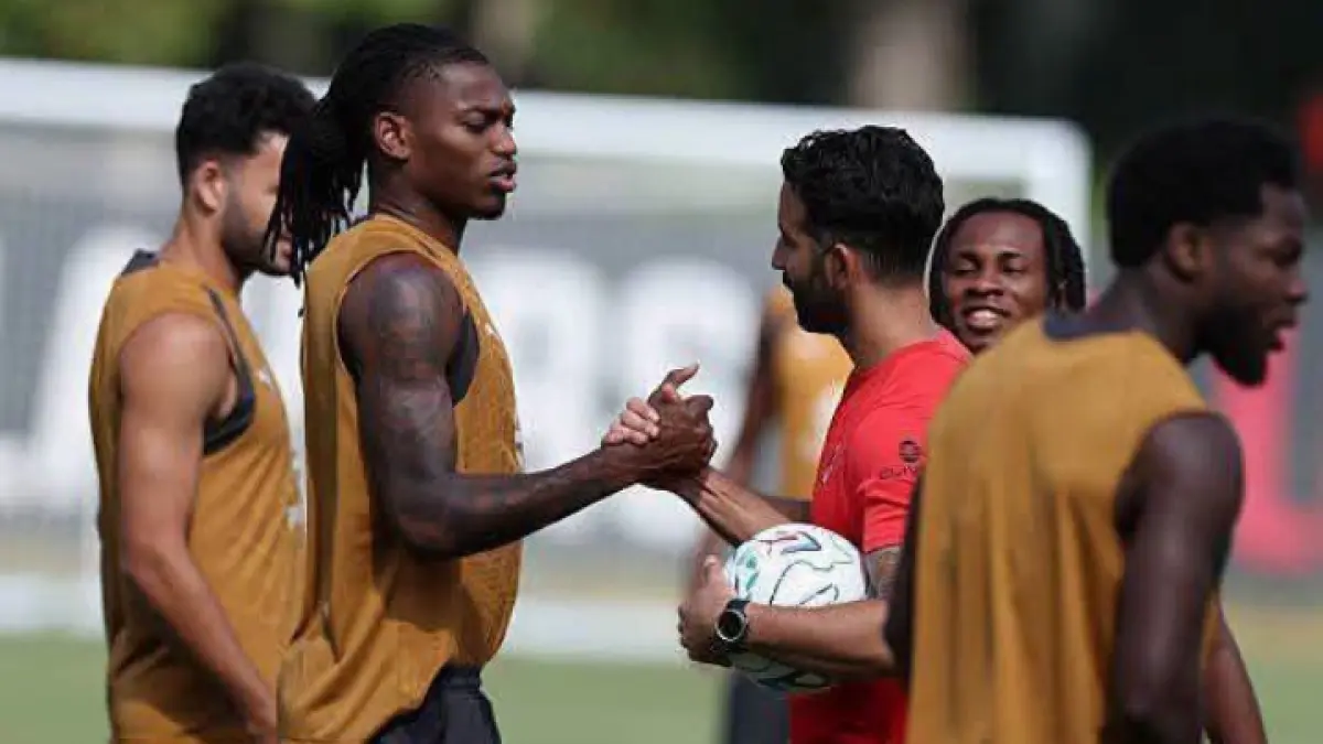 SALAMAN TERAKHIR: Rafael Leao dan pelatih AC Milan Ruben Amorim. (Istimewa) 