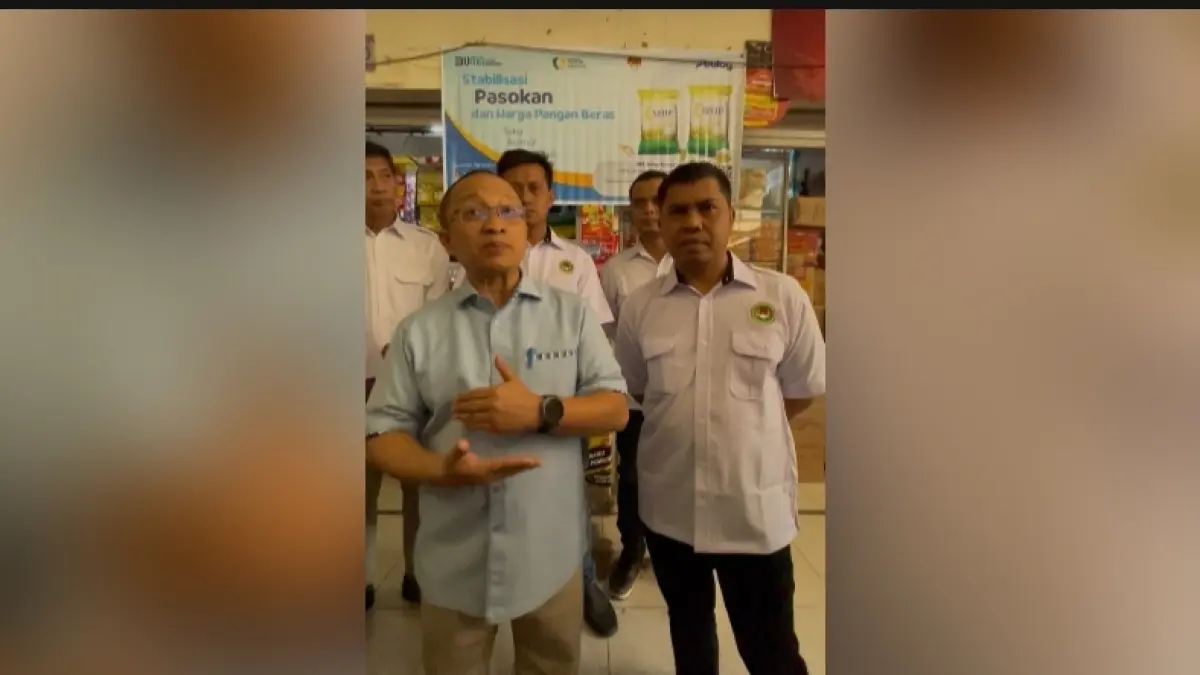 Sekjen APPSI M Mujiburrohman didampingi Ketua APPSI NTB Abd Rachman memberi keterangan usai sidak harga minyak dan beras di pasar Dasan Agung, Kota Mataram, Jum