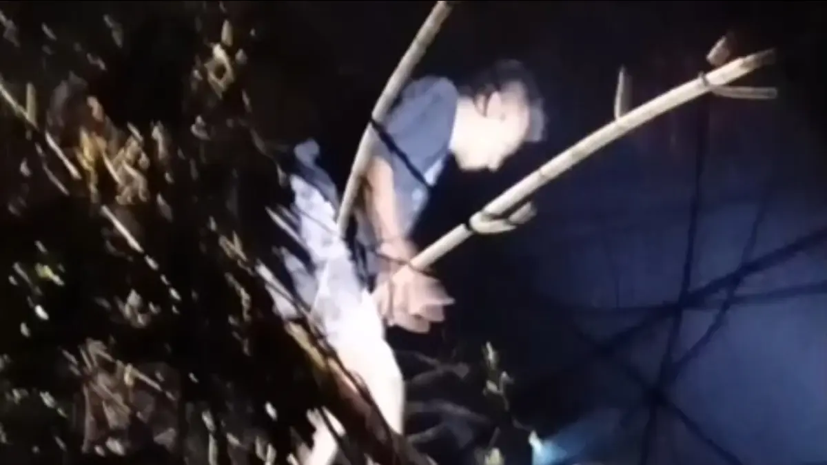 SUDAH PADAM: Pemuda setempat bersama Damkarmat Lobar padamkan api di Bukit Loco, Senggigi, Sabtu (29/8) malam.