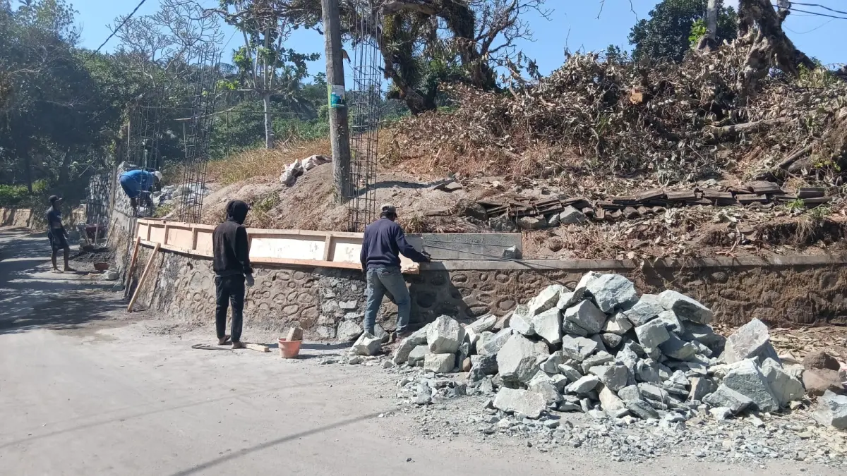 TALUD: Salah satu program pembangunan yang sedang dilakukan dari kolaborasi Desa Tamansari di Pemakaman Medas Bedugul, Kamis (27/8). (NURUL/LOMBOK POST)