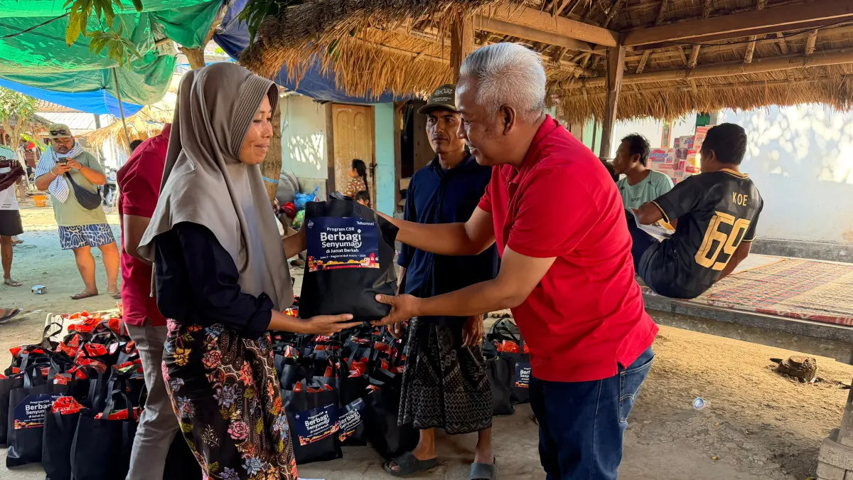 Telkomsel kembali menunjukkan kepeduliannya kepada masyarakat melalui penyaluran bantuan kemanusiaan bagi warga terdampak musibah di Desa Adat Sade, Kabupaten Lombok Tengah, Nusa Tenggara Barat.