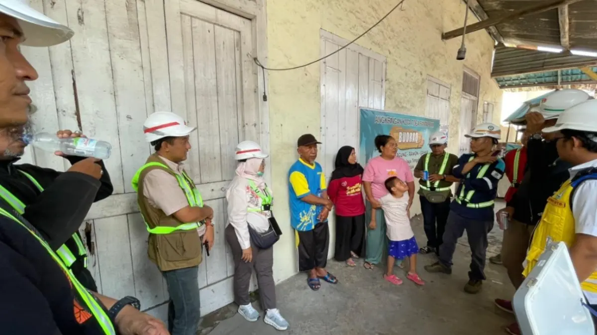 Tim dari Kementerian PUPR, ADB, hingga Satker Cipta Karya Provinsi NTB saat mengecek proyek SPLAD-T dan bertemu pedagang yang terdampak di jalan Pabean, Ampenan, Kamis (27/8).