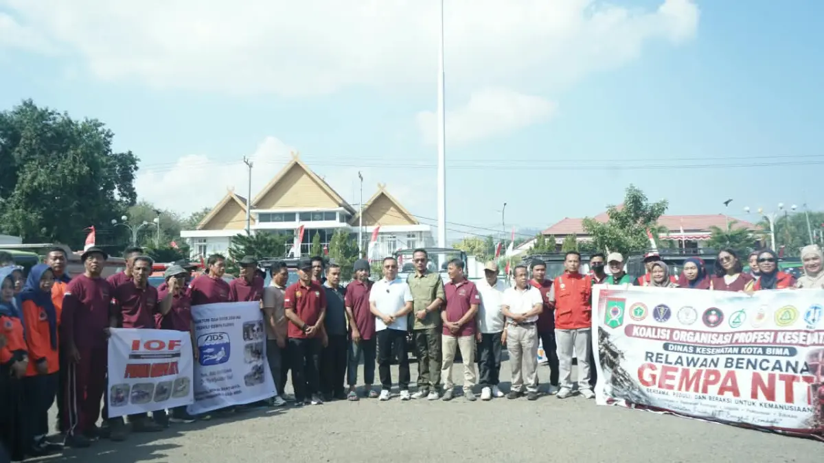 Wali Kota Bima HA Rahman H Abidin melepas relawan bantu korban gempa NTT, Jumat (28/8).