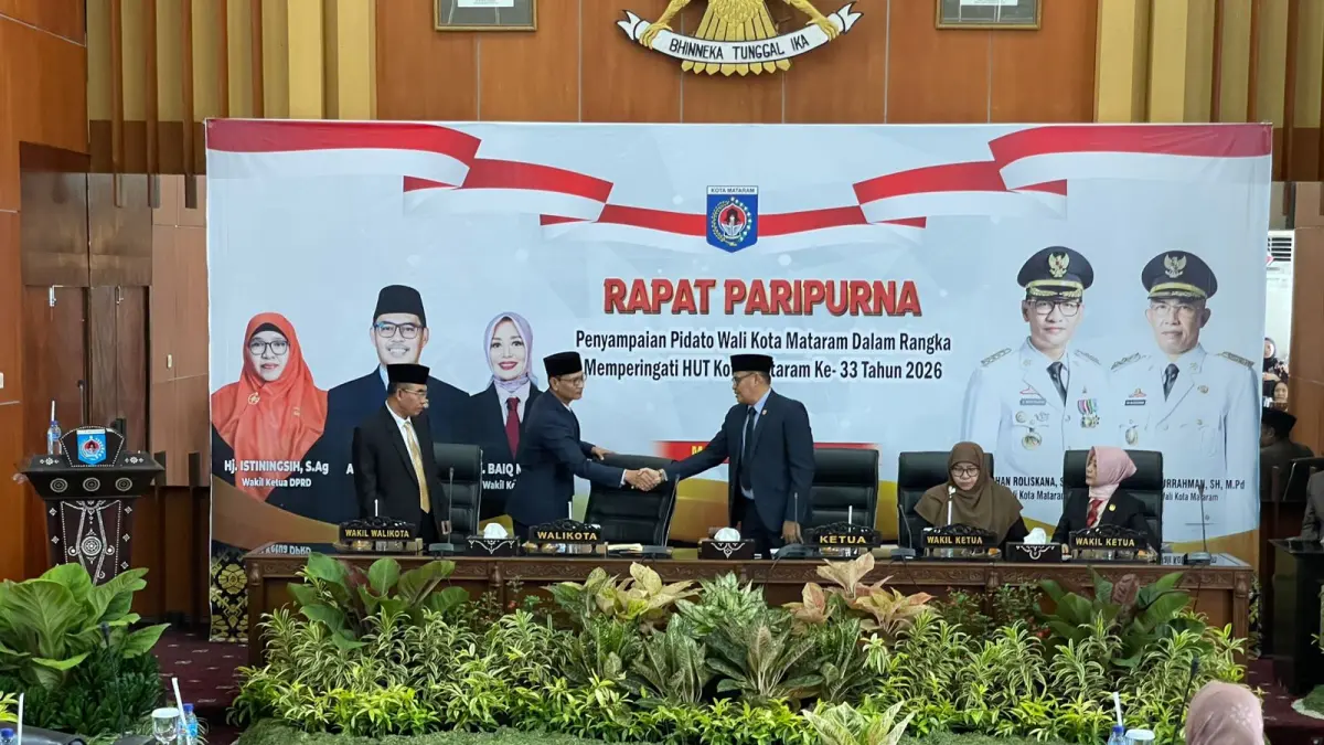 Wali Kota Mataram Mohan Roliskana berjabat tangan dengan Ketua DPRD Kota Mataram Abdul Malik usai pidato dalam rapat paripurna HUT ke-33 Kota Mataram.