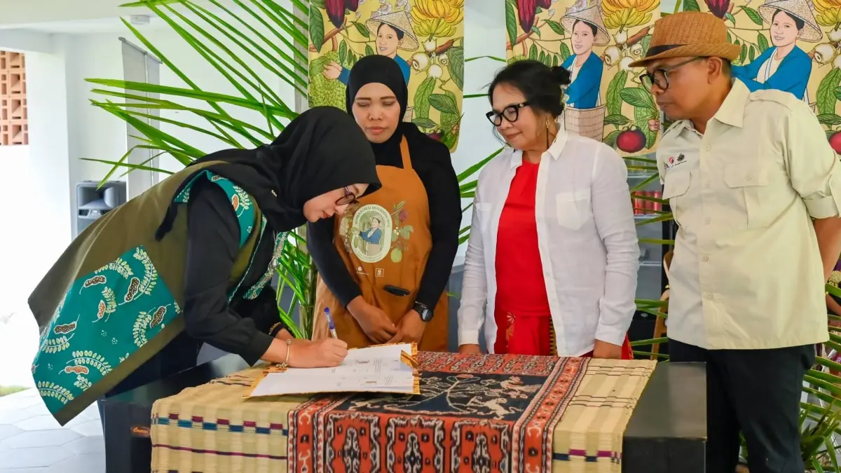 DUKUNG: Ketua TP PKK NTB Sinta M. Iqbal (kiri) membubuhkan tanda tangan dokumen Nota Kesepahaman pada Event Pop-Up Gastronomi: Coffee Experience bertajuk "Puan Rimba - A Living Culture Journey" di Svarga Renjana Villa, Sabtu (29/8). (BIRO UMUM DAN ADPIM SETDA NTB FOR LOMBOK POST)