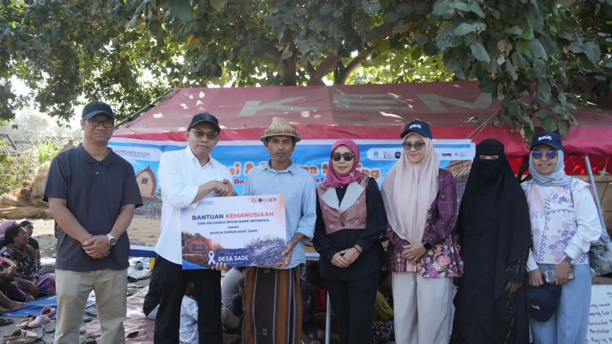 BANTUAN KEMANUSIAAN: Kepala KPwBI NTB Hario K Pamungkas (dua dari kiri) menyerahkan bantuan kemanusiaan kepada Kepala Dusun Sade I sebagai perwakilan masyarakat korban kebakaran di Desa Adat Sade, Desa Rembitan, Lombok Tengah, Minggu (30/8). (IST/LOMBOK POST)