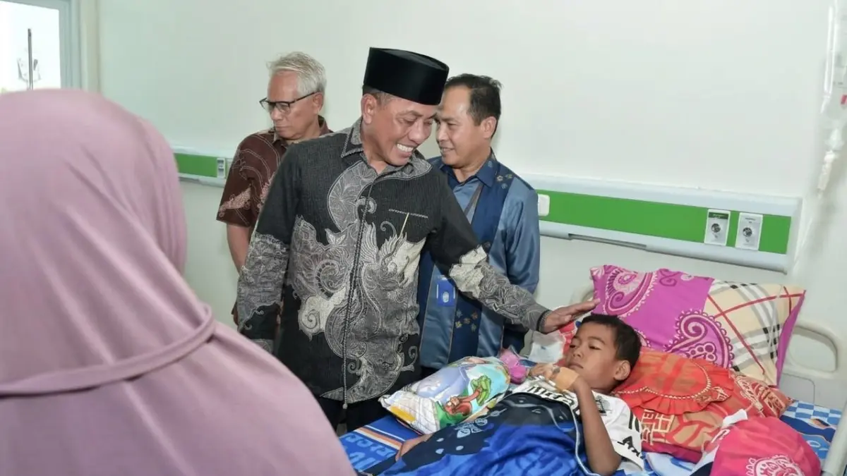 Bupati Bima Ady Mahyudi saat menjenguk salah seorang pasien anak yang dirawat di RSUD Sondosia, Sabtu (29/8).