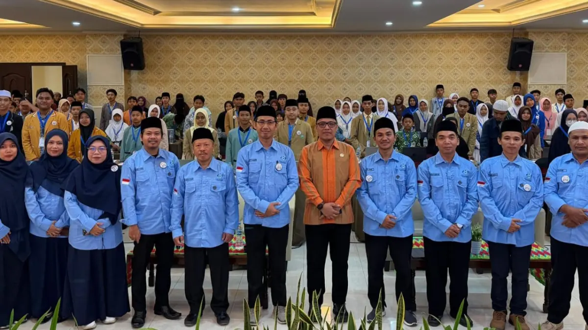 FOTO BERSAMA: Para pengurus MGMP Bahasa Arab Provinsi NTB foto bersama peserta di sela-sela kompetisi OBA ke-9 di Hotel Puri Indah Mataram, Sabtu (29/8).

