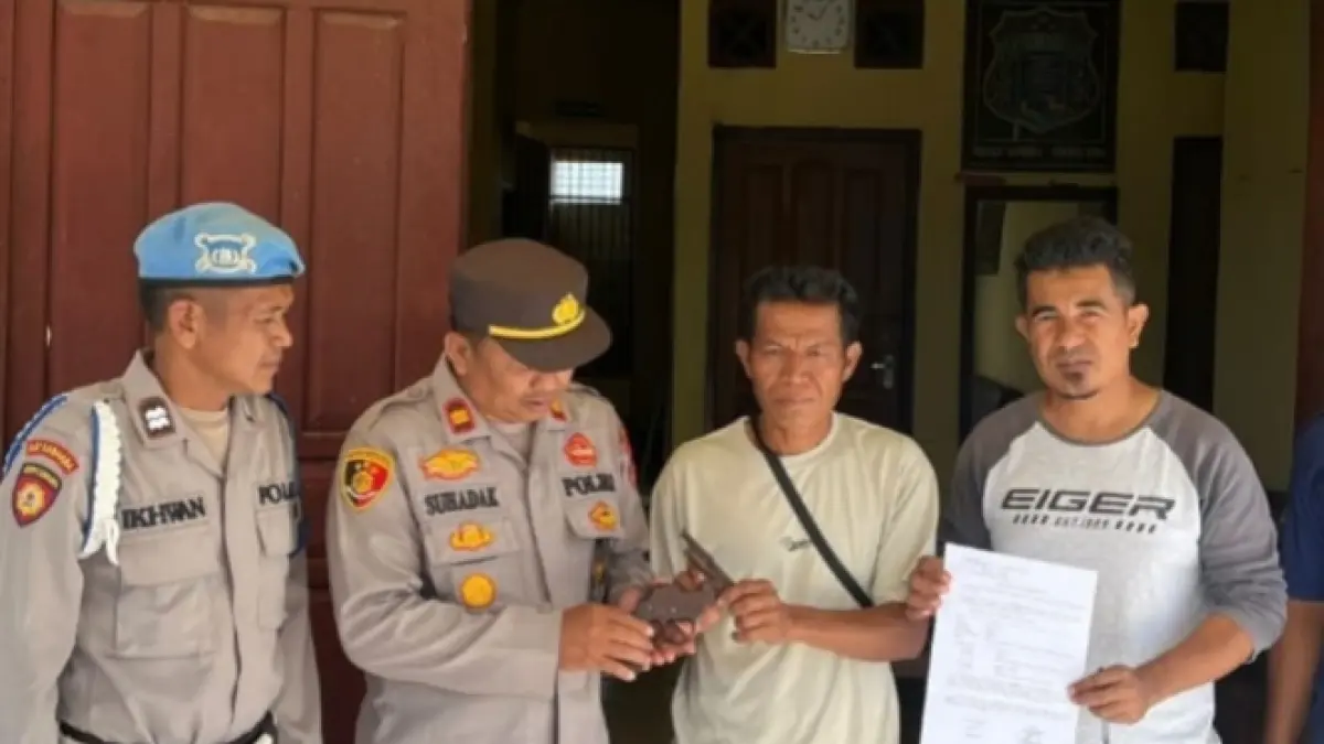 Kapolsek Tambora Iptu Suhadak menerima penyerahan senpi rakitan dari warga, akhir pekan lalu.