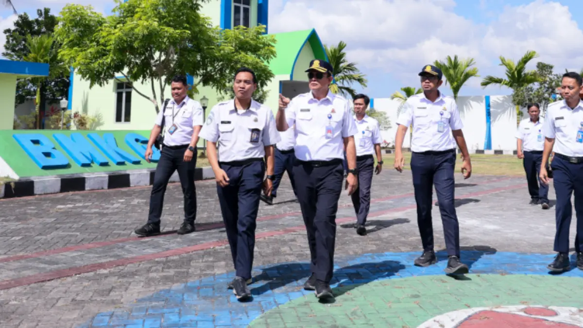 Kepala BMKG Prof Teuku Faisal Fathani (tengah) meninjau lingkungan kerja UPT BMKG di NTB, Kamis (27/8), untuk memastikan kesiapan operasional layanan informasi bencana. (IST/LOMBOK POST)