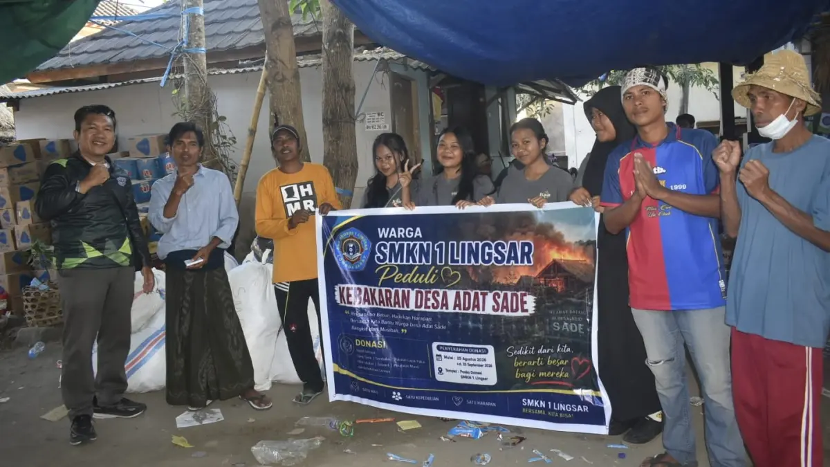 KEPEDULIAN SOSIAL: Kepala sekolah, guru, dan siswa SMKN 1 Lingsar foto bersama warga usai menyerahkan bantuan kepada warga terdampak kebakaran di Desa Adat Sade, Lombok Tengah, Kamis (27/8) lalu.