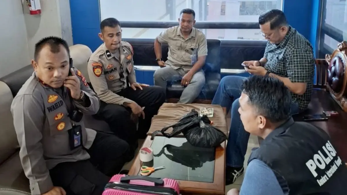 Koper warna pink berisi enam bungkus sabu diamankan anggota Polsek Kawasan BIM, Kamis (27/8). (Dok Polsek Kawasan BIM)