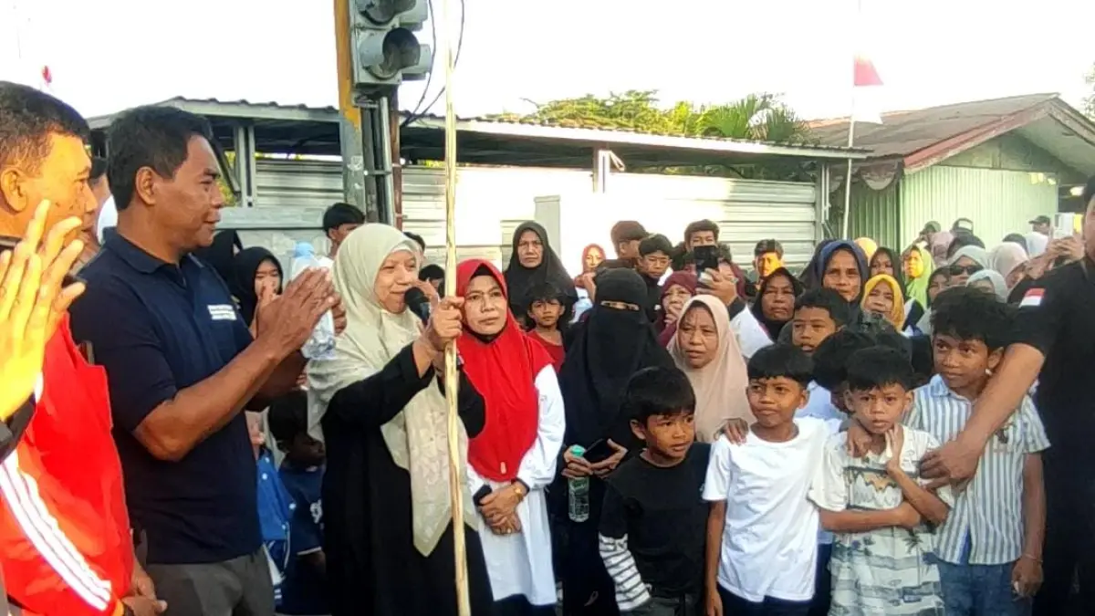 LEPAS JALAN SEHAT: Jalan Sehat Merdeka yang diikuti ratusan peserta di Desa Kediri, Kabupaten Lombok barat, Minggu (30/8).