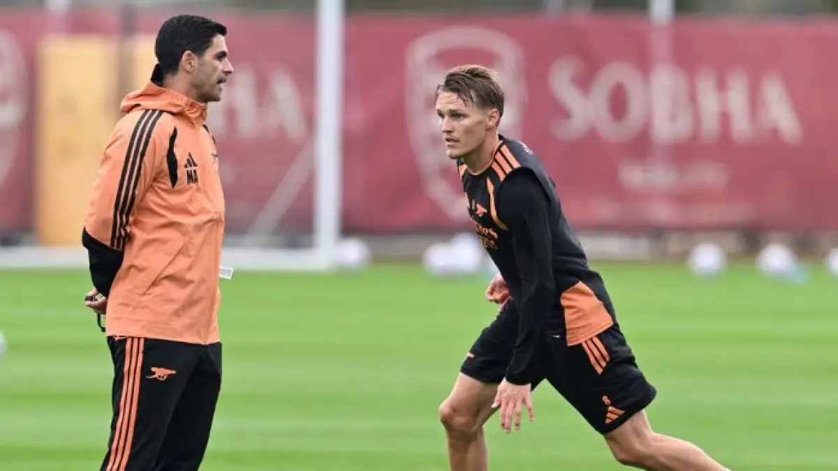 Manajer Arsenal Mikel Arteta memimpin latihan jelang laga kontra Aston Villa (ARSENAL.COM)