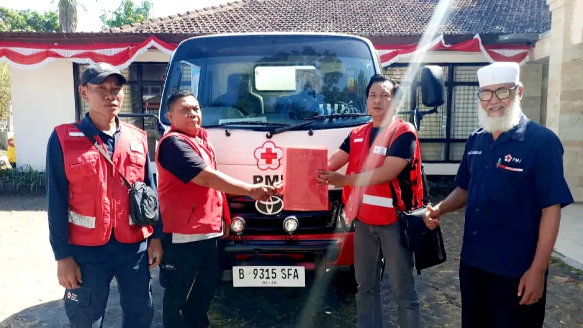 MISi KEMANUSIAAN: Ketua Bidang Infokom PMI NTB Fahrul Mustofa melepas truk tangki air bantuan PMI NTB menuju wilayah terdampak gempa di NTT, Jumat (28/8). 
