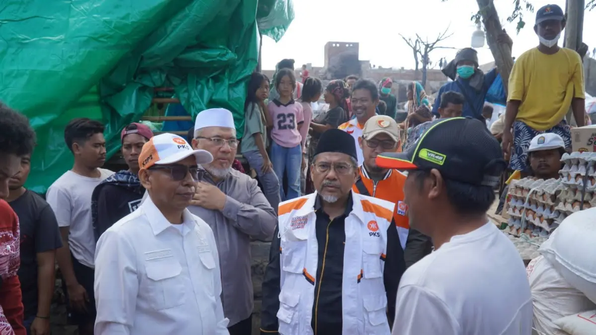 PEDULI: DPW PKS NTB menyalurkan bantuan pascakebakaran Desa Wisata Sade, Lombok Tengah.&nbsp;