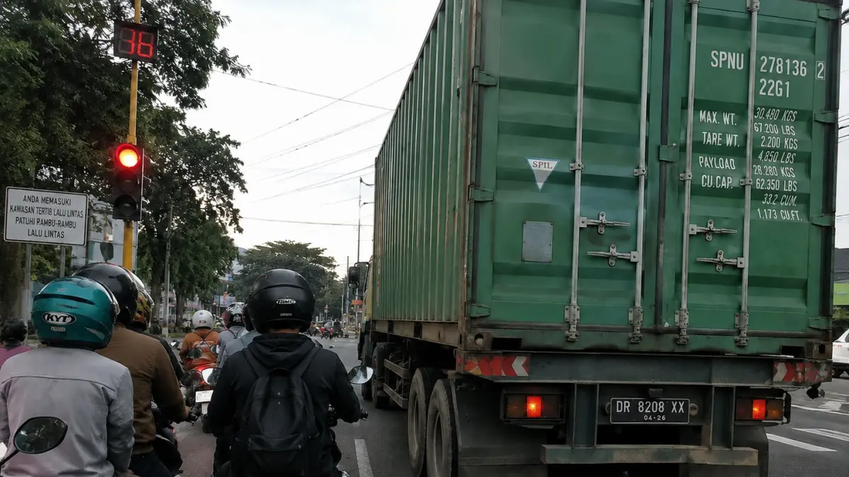 Satu Detik Terlalu Dekat, Bahaya Mengintai Pengendara Motor di Samping Kendaraan Besar Saat Lampu Merah.