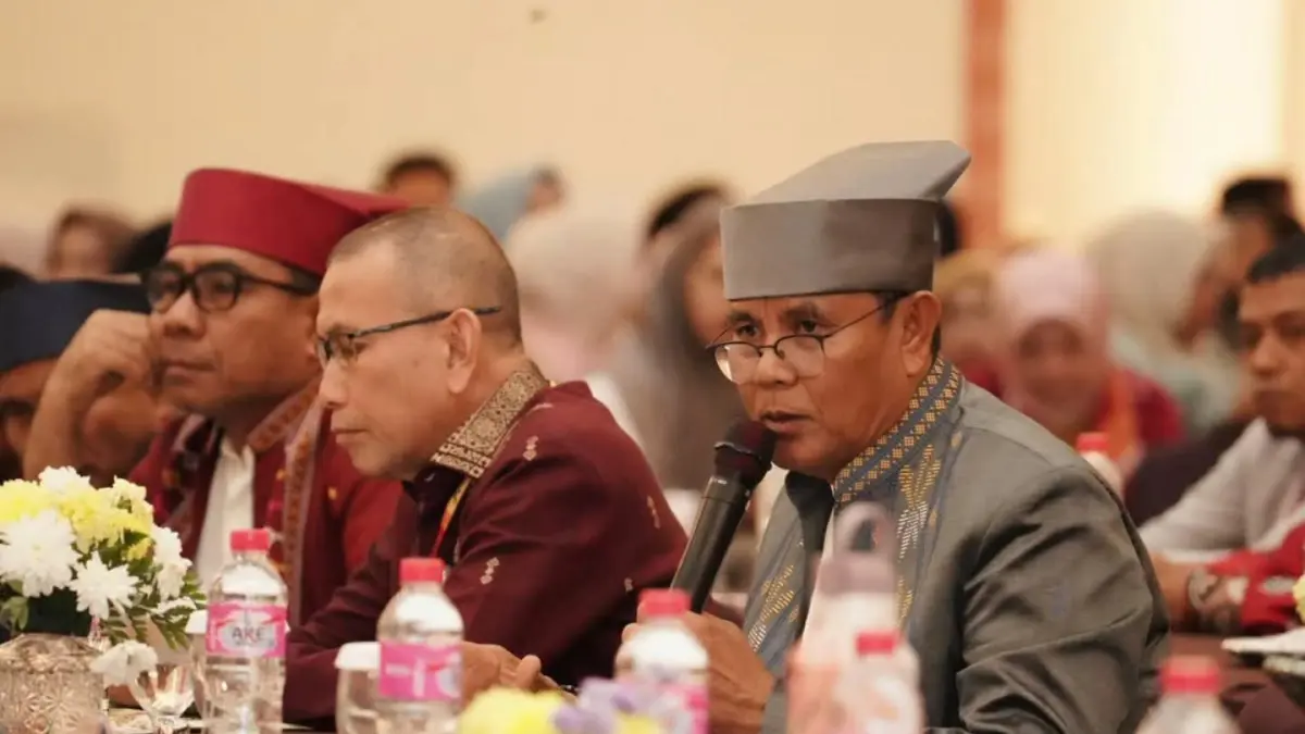 SOROTI POTENSI PUSAKA: Bupati Sumbawa Syarafuddin Jarot mengenakan pakaian adat khas Samawa saat berbicara dalam Rakernas XII JKPI di Kota Ternate, belum lama ini. (IST/LOMBOK POST).