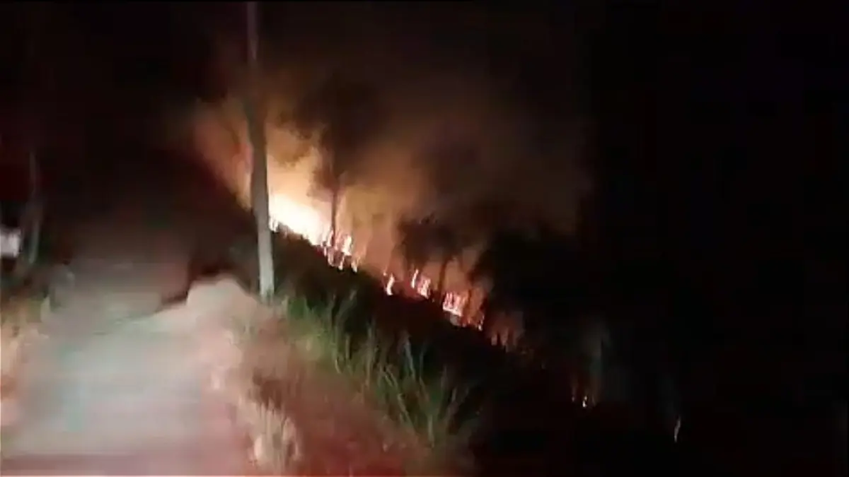 Suasana kebakaran lahan di kawasan Bukit Loco, Senggigi, Lombok Barat, pada Sabtu malam 29/8. (Dok. Damkarmat Lombok barat