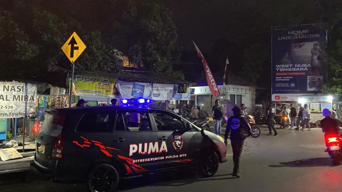 Tim URC Puma Jatanras Ditreskrimum Polda NTB melakukan patroli malam di salah satu titik yang dinilai rawan gangguan keamanan.