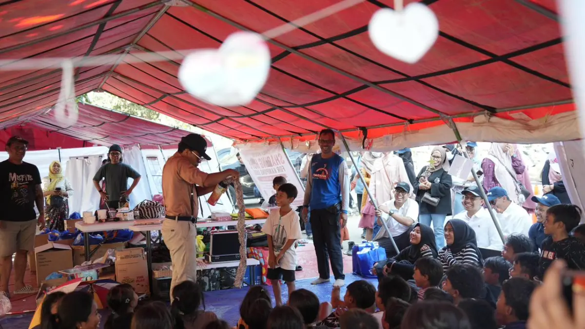 TRAUMA HEALING: Tim Bank Indonesia dan Perbankan NTB melakukan trauma healing pada anak-anak korban kebakaran, di Desa Adat Sade, Desa Rembitan, Lombok Tengah, Minggu (30/8). (IST/LOMBOK POST)