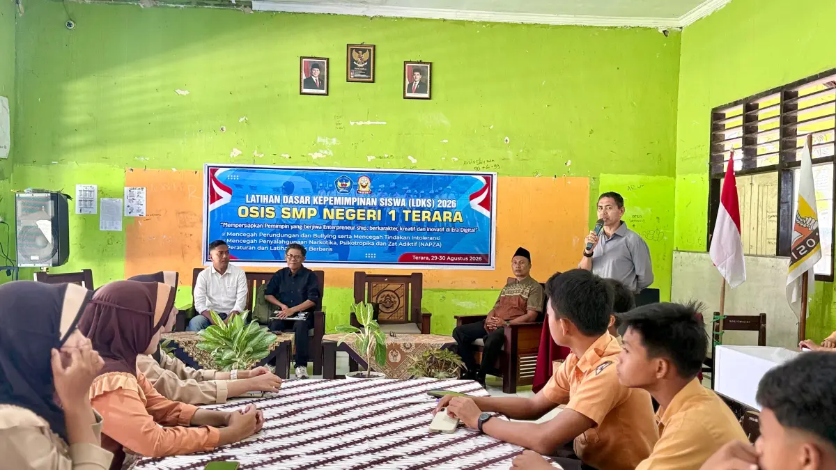 PENYAMPAIAN MATERI: Anggota OSIS SMPN 1 Terara sedang mendengarkan materi dari sejumlah narasumber pada saat mengikuti kegiatan Latihan Dasar Kepemimpinan Siswa.&nbsp;