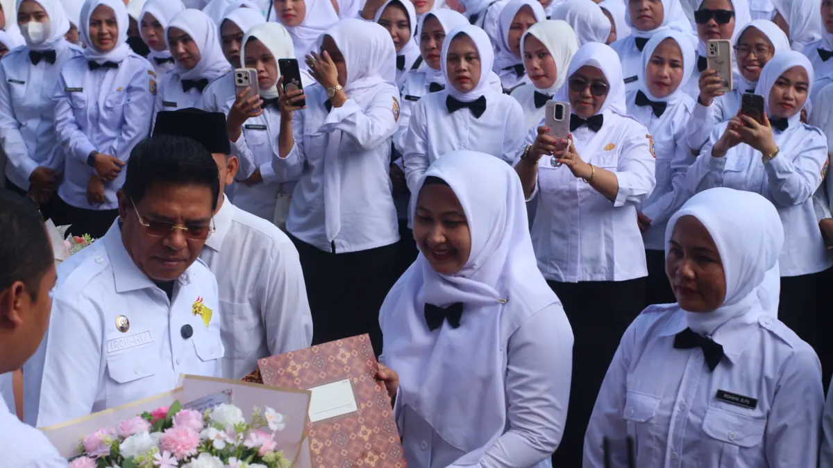 BAGIKAN SK: Bupati Lombok Timur Haerul Warisin saat menyerah SK pengangkatan PPPK paro waktu di halaman kantor bupati